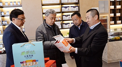 中國人民銀行黨委書記、中國銀保監(jiān)會(huì)主席郭樹清蒞臨公司調(diào)研產(chǎn)業(yè)化扶貧工作